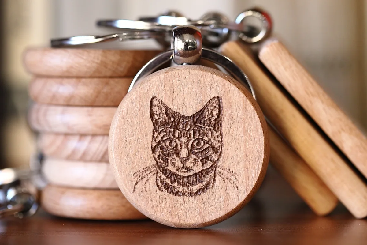 Брелок из бука "Дикий кот"